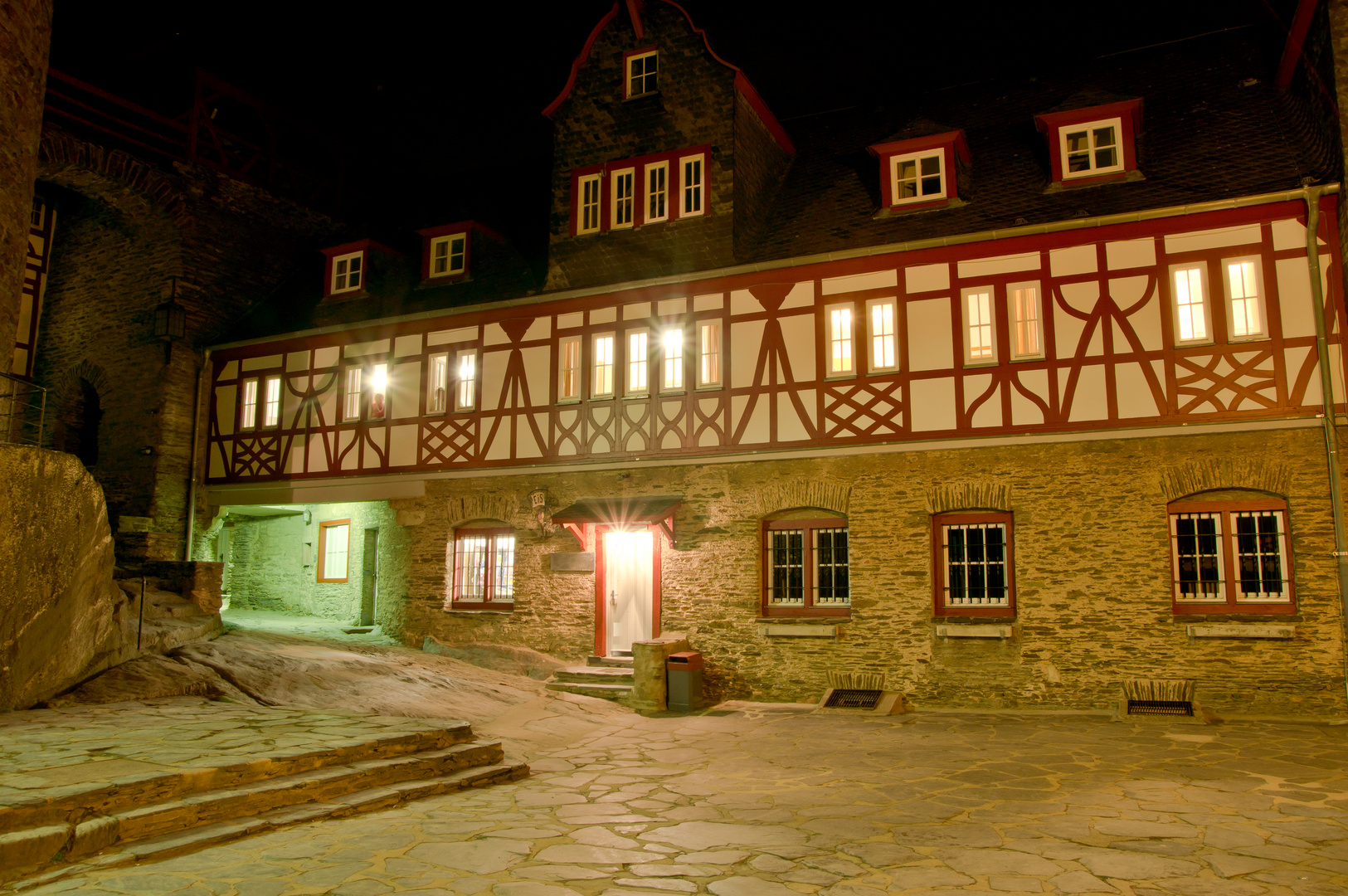 Innenhof der Burg Stahleck bei Nacht