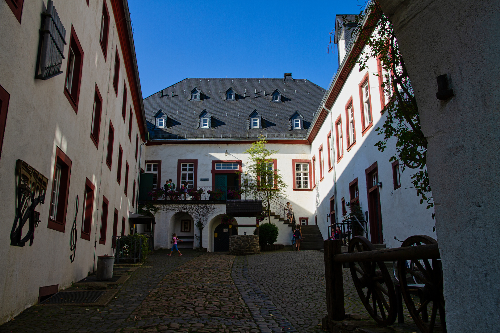 Innenhof der Jugendherberge Burg Bilstein