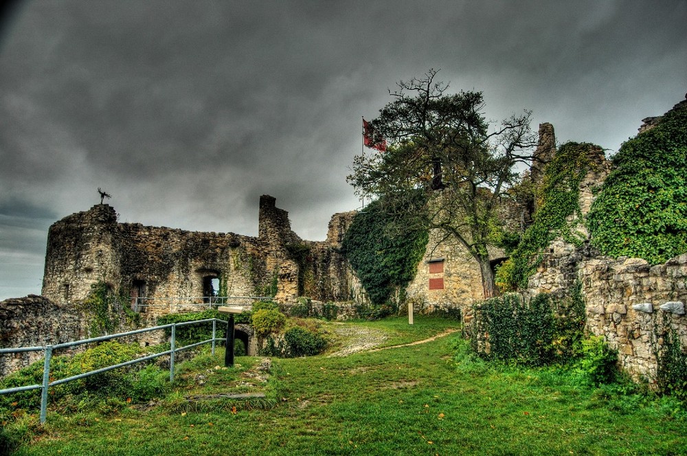 Innenhof der Ruine Dorneck