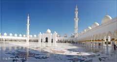 Innenhof der Scheich Zayid Moschee in Abu Dhabi