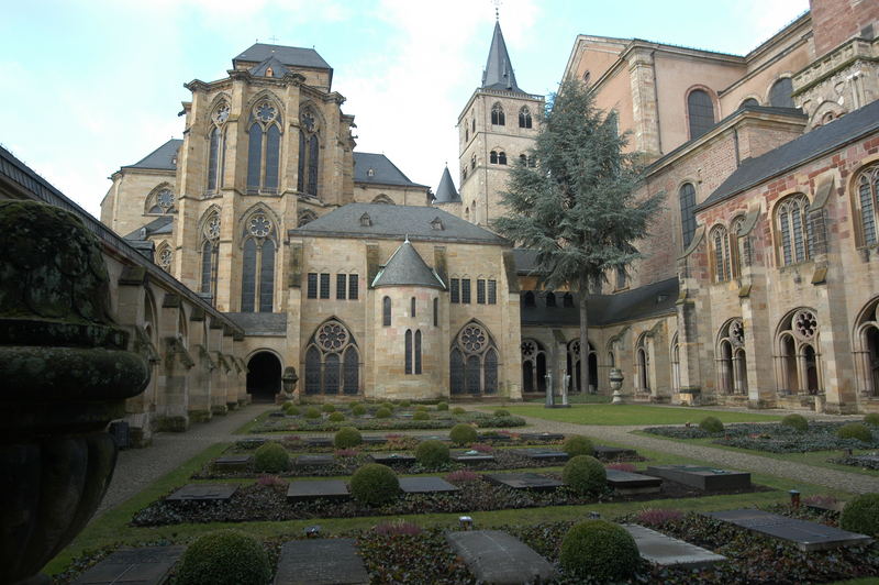 Innenhof des Doms in Trier
