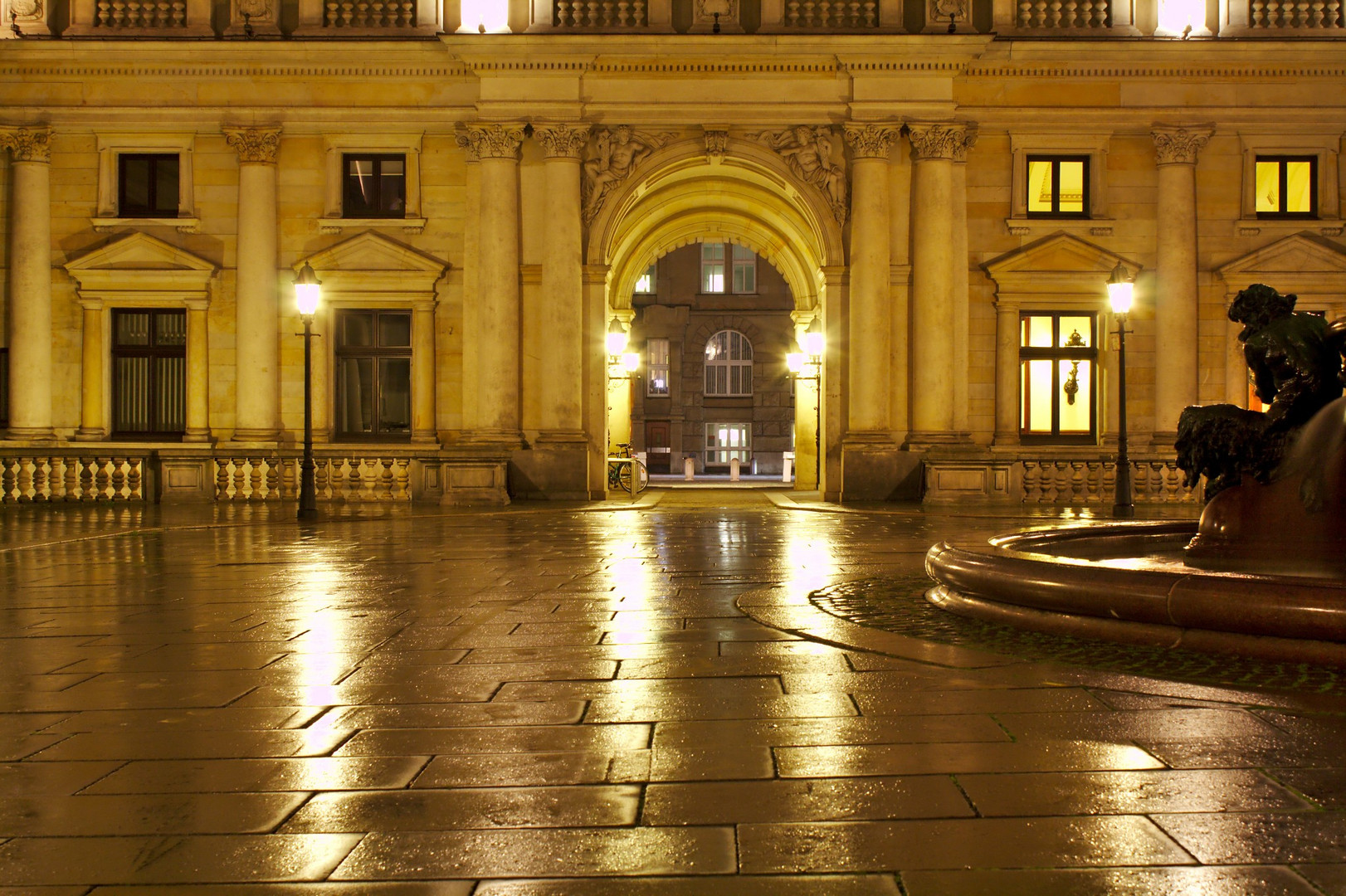 Innenhof des Hamburger Rathauses bei Nacht