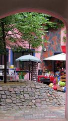 Innenhof des Hundertwasserhauses in Magdeburg