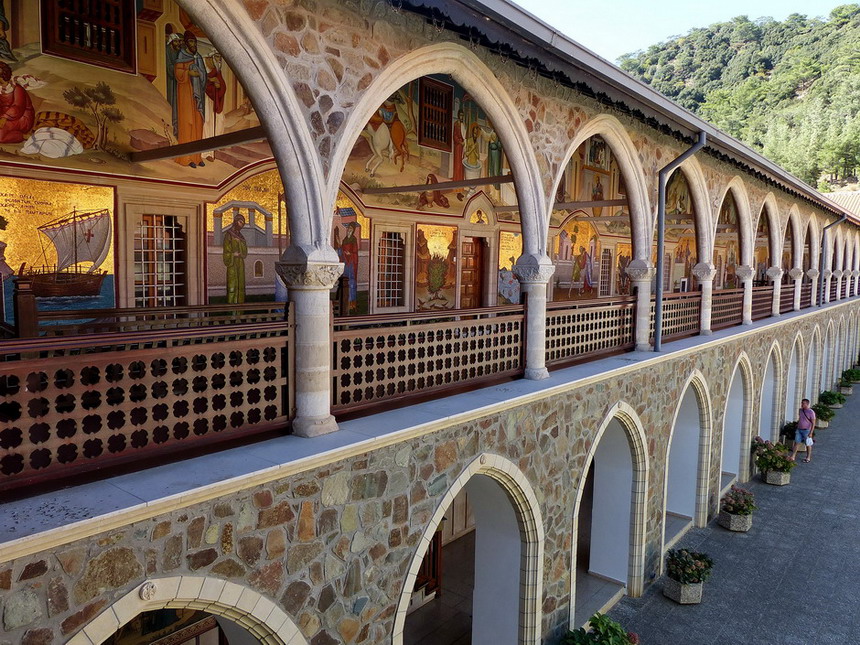 Innenhof des Klosters Kykko auf Zypern mit wunderbaren Mosaiken in den Galerien