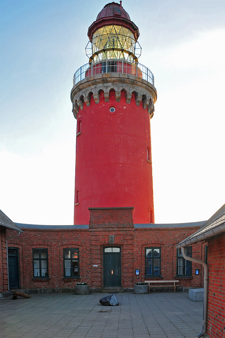 Innenhof des Leuchtturms "Bovbjerg Fyr" an der dänischen Nordseeküste in Mitteljütland