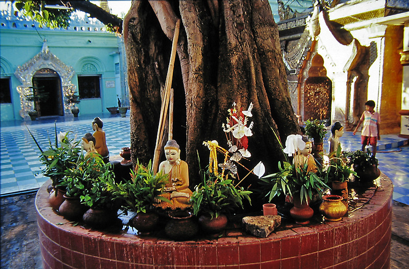 Innenhof einer Pagode, Mandalay