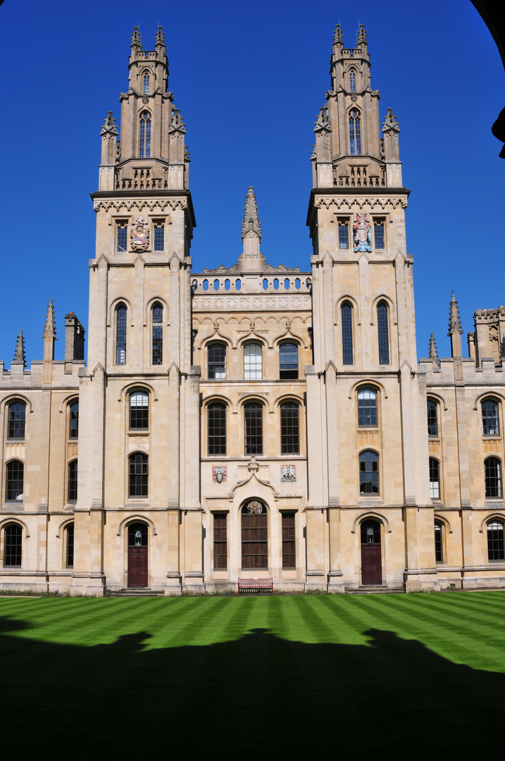 Innenhof eines Colleges in der britischen Universitätsstadt Oxford im Hochsommer