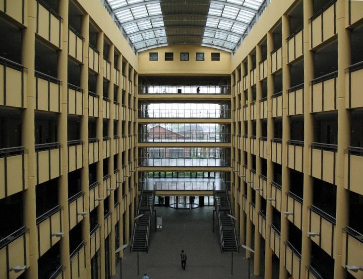 Innenhof eines Verwaltungsgebäudes in Köln