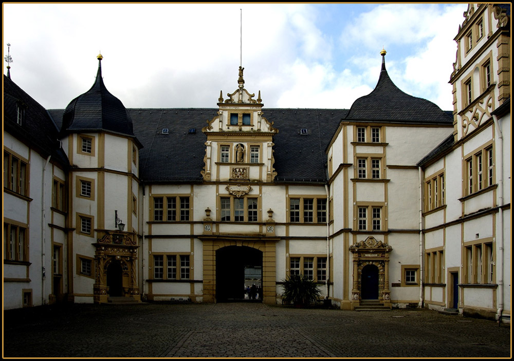 Innenhof im Schloss Neuhaus.