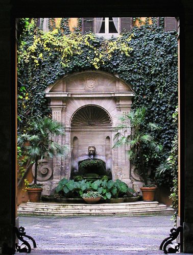 Innenhof mit Brunnen in Rom