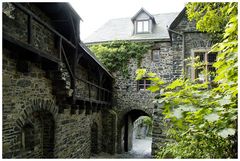 Innenhof mit Durchblick in der Burg Altena