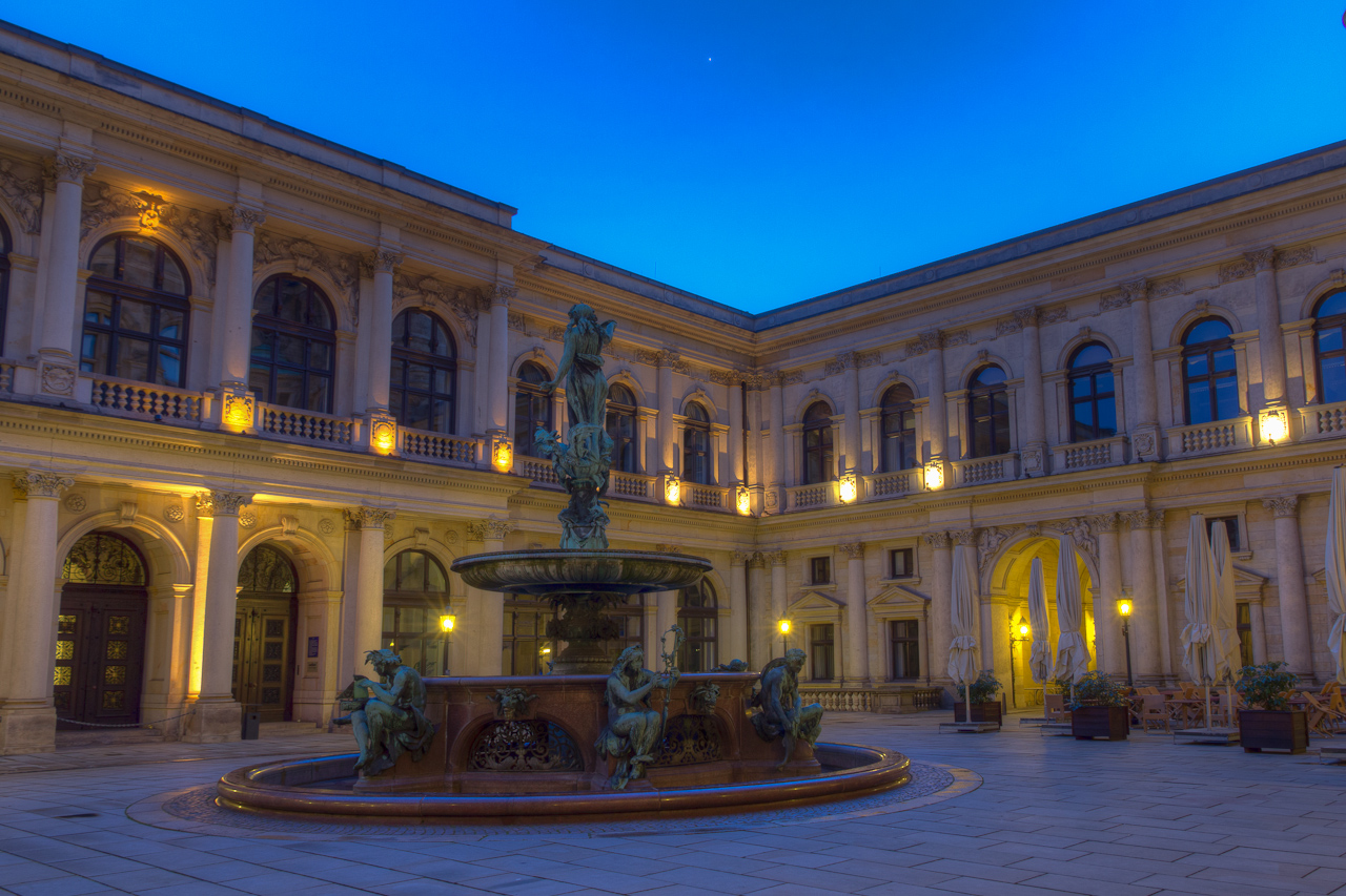 Innenhof vom Hamburger Rathaus - Blick auf Börse