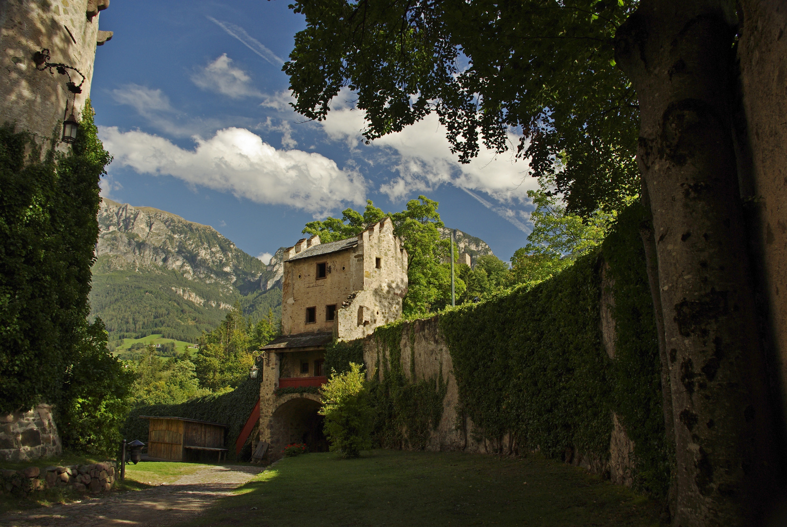 Innenhof von Schloß Prösels in Südtirol