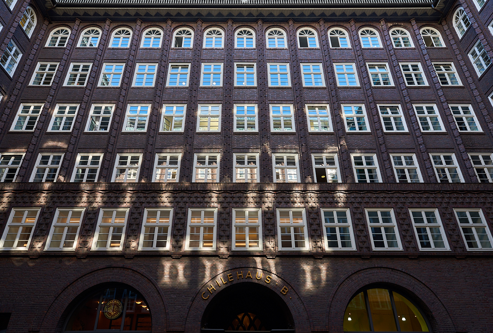 Innenhoffassade Eingang B vom Chilehaus in Hamburg....