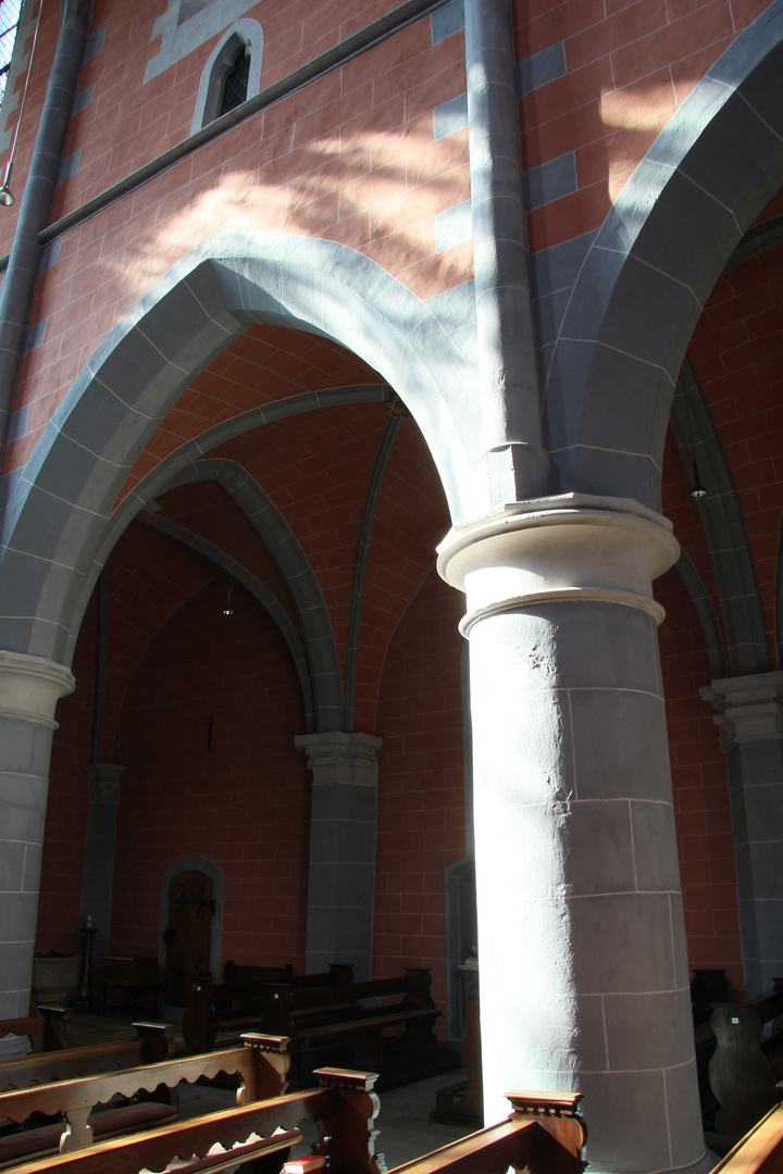 Innenraum der Abteikirche Marienstatt im Abendlicht