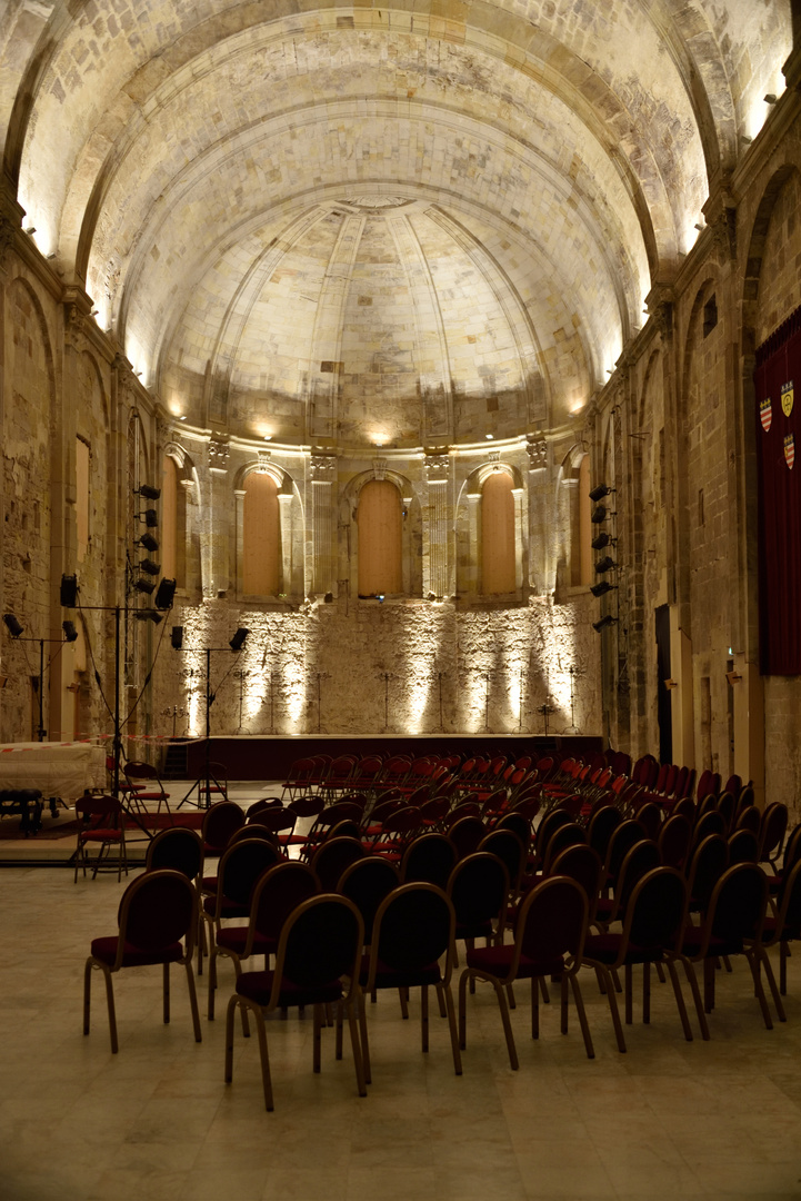 Innenraum der Abteikirche von Cassan