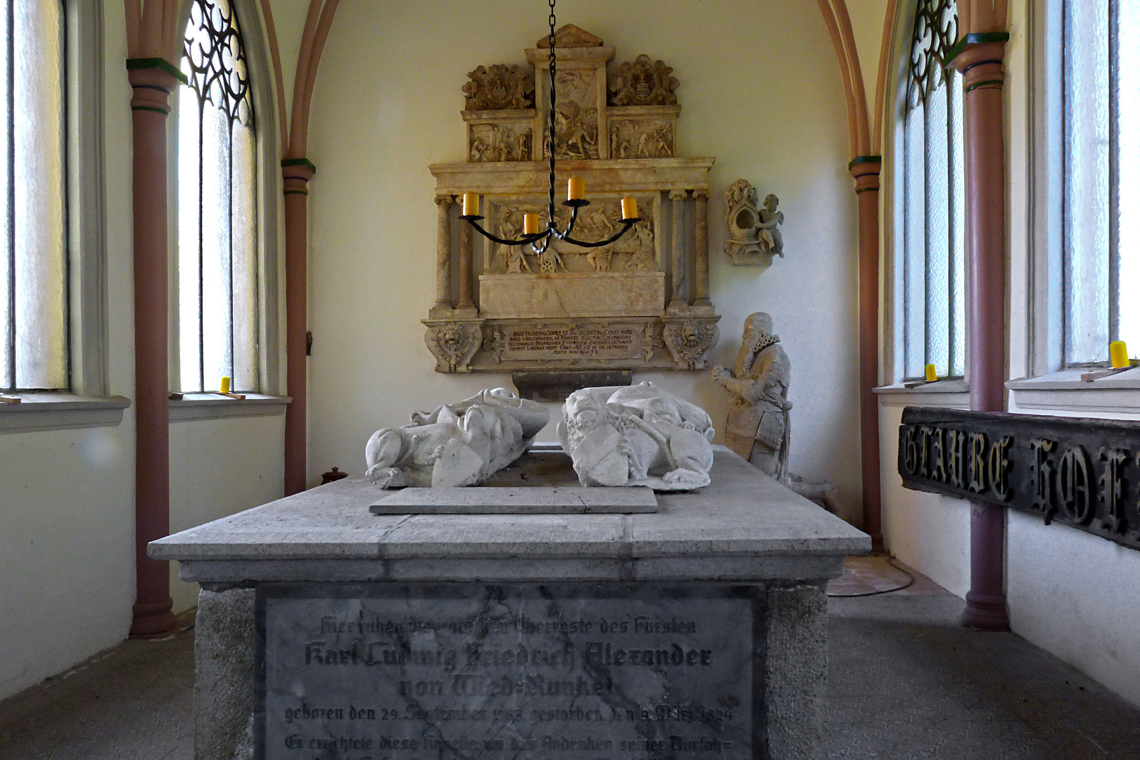 Innenraum des Mausoleums in Dierdorf / Westerwald (mit Liegefiguren und Freifigur)