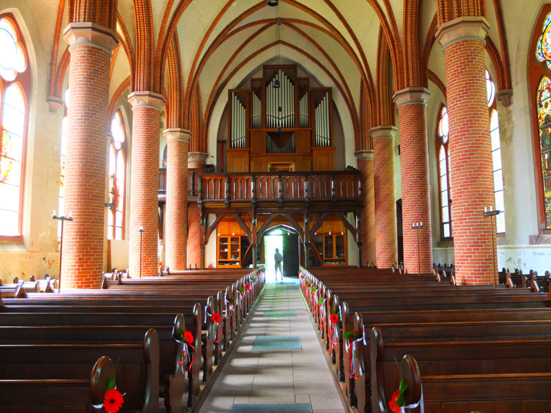 Innenraum einer alten Kirche im Harz