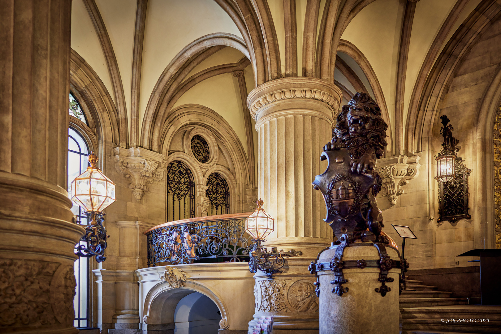 Innenraum Rathaus Hamburg mit Skulpturen