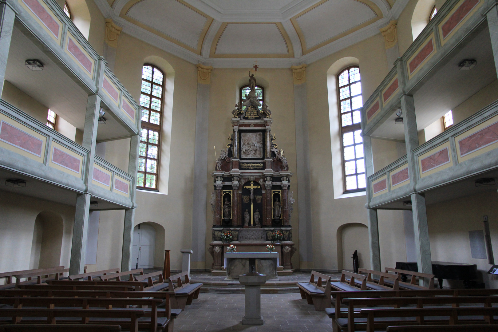 Innenraum und Altar Loschwitzer Kirche Dresden