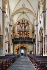 Innenraum und Orgel ...