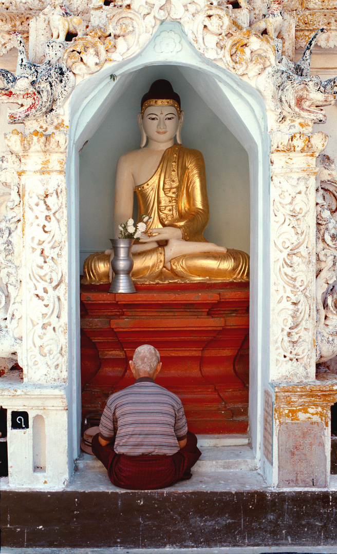 Innere Ruhe bei der Shwedagon-Pagode - Yangon, Myanmar