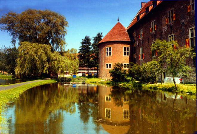 innerer burggraben um schloß raesfeld im münsterland