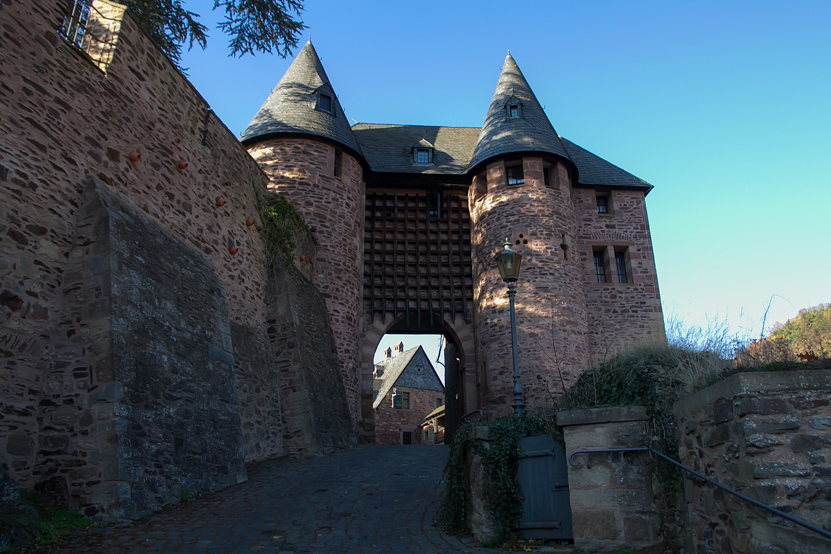 Innerer Toreingamg zur Burg Hengebach