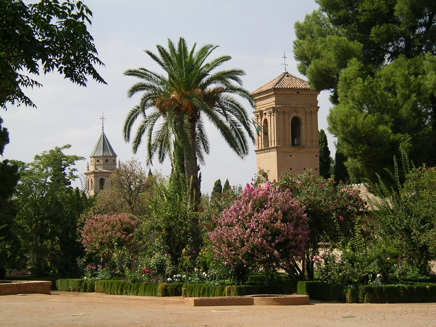 Innerhalb der Burganlage der Alhambra