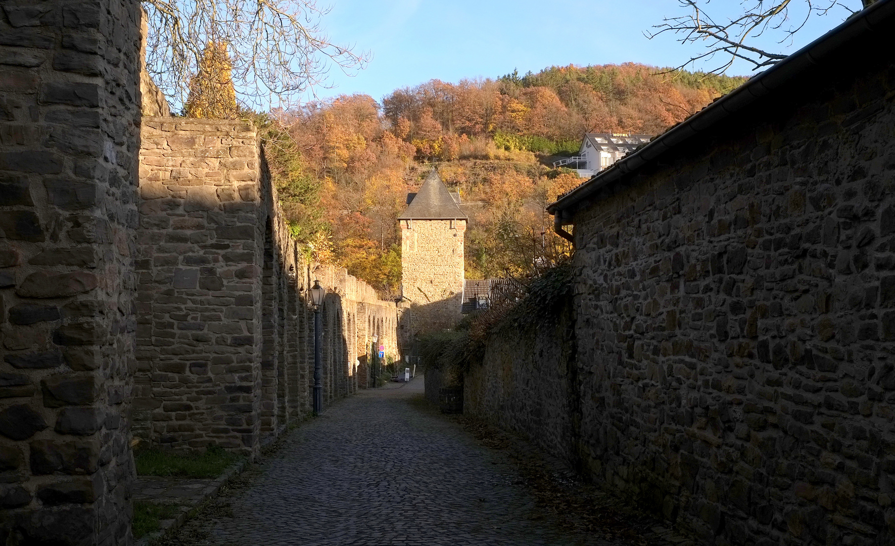 innerhalb der Stadtmauer