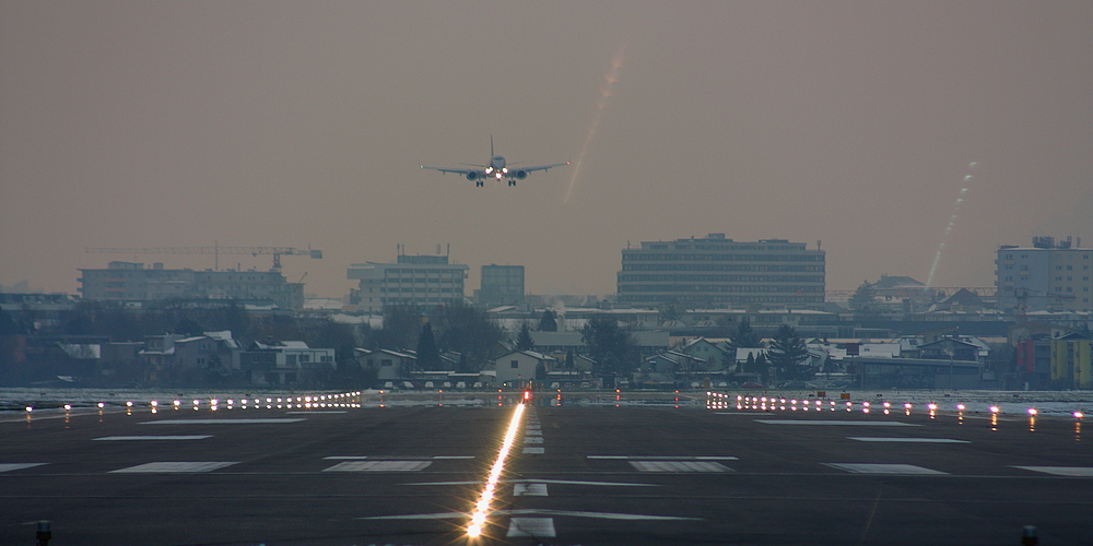 Innsbruck - der Airport .....nicht nur von Bergen umgeben