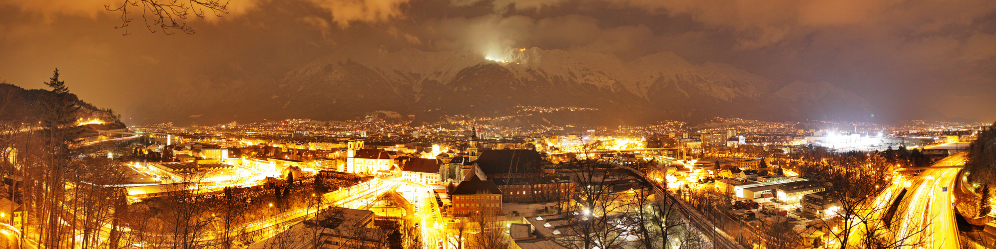 INNSBRUCK in strahlender WINTERNACHT