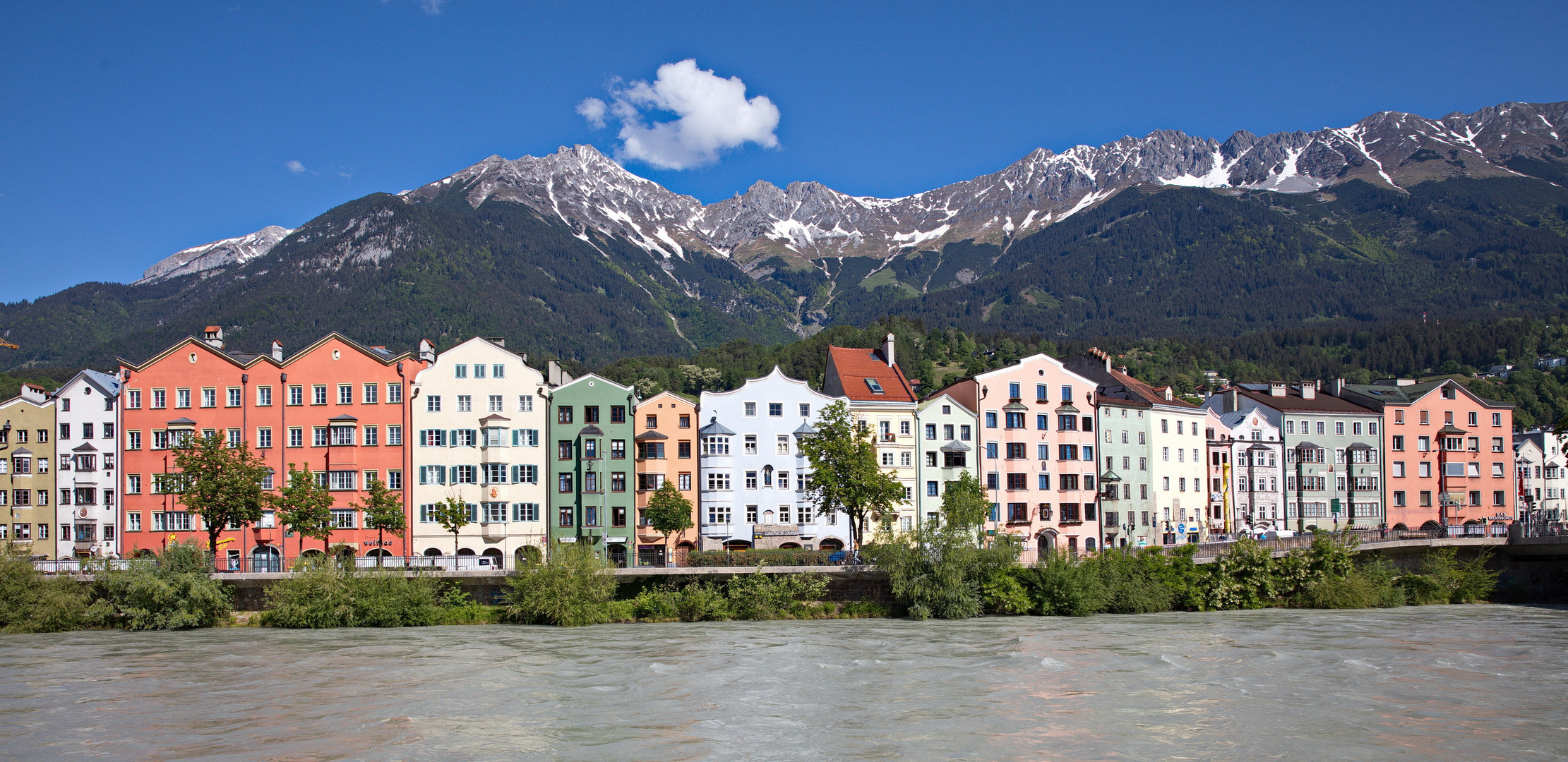 Innsbruck - Skyline zwischen Inn und Alpen