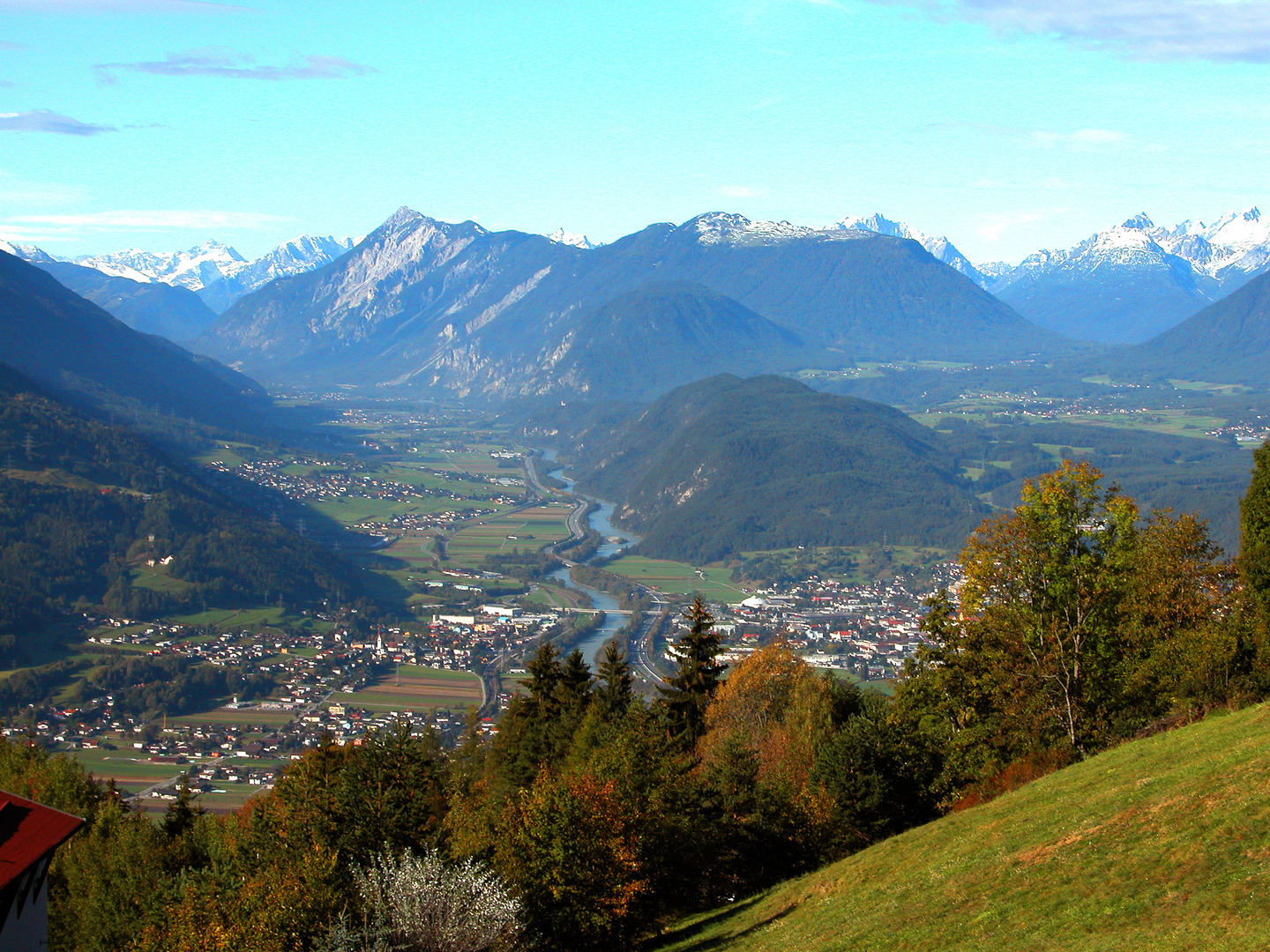 Inntal , Telfs,Stams,im Hintergrund das Kirchlein Maria Locherboden,rechts das Mieminger Plateau bek