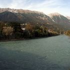 Innufer mit Blick auf die Innsbrucker Nordkette im Herbst