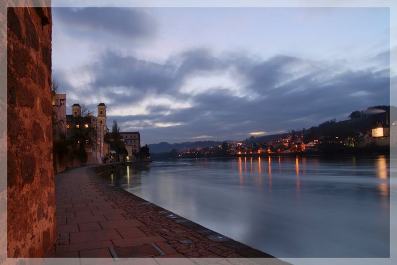 Innufer mit Stadtmauer (Passau)