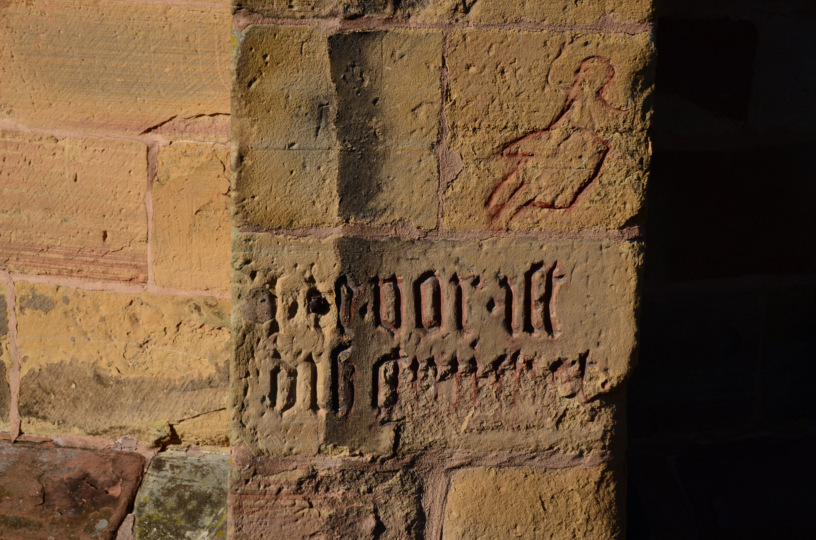 Inschrift an der Kirchenmauer