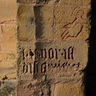 Inschrift an der Kirchenmauer