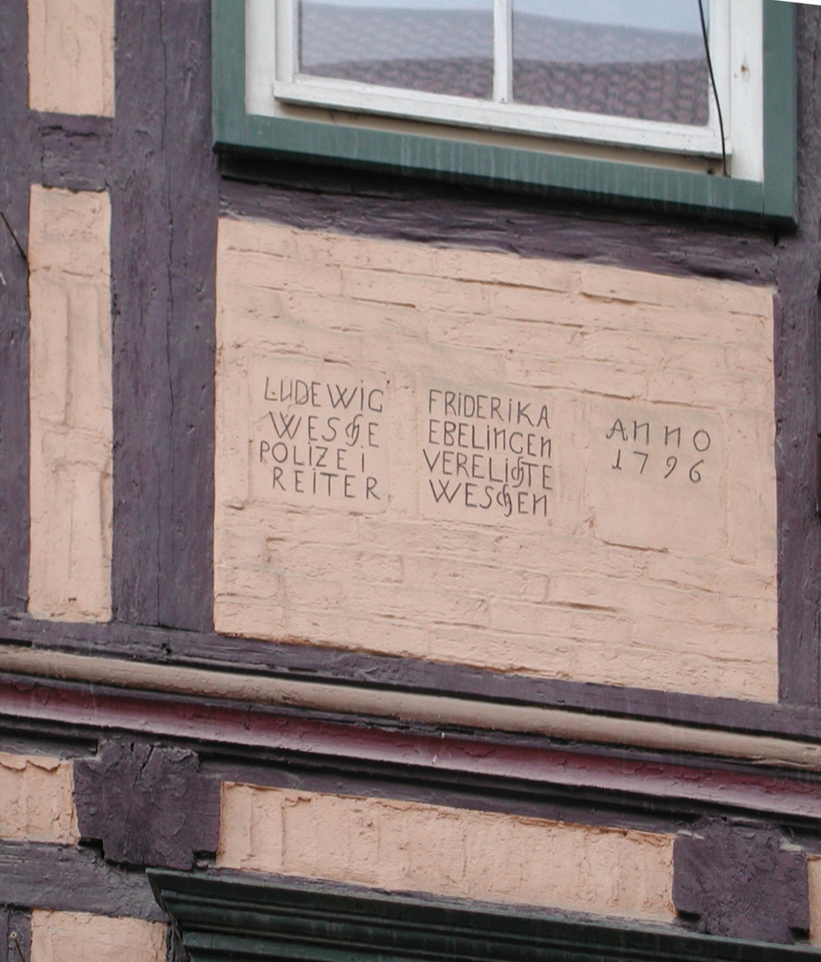 Inschrift an einem Fachwerkhaus in Osterwieck.