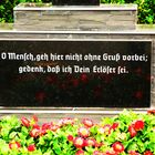 Inschrift auf einem Wegekreuz