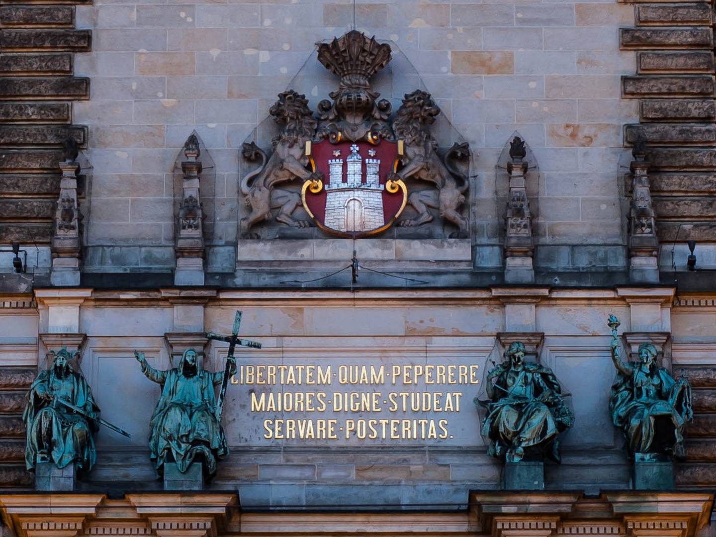 Inschrift über dem Eingang zum Rathaus