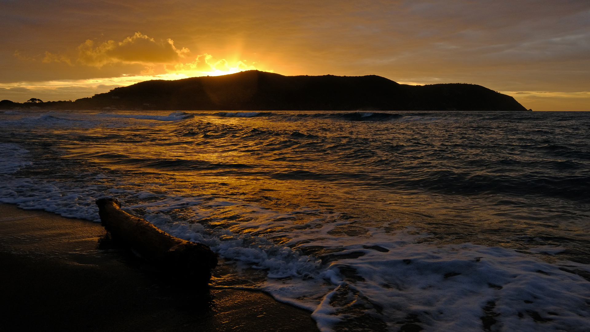 Insel Elba. Sonnenaufgang am Strand von Lacona 