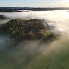 Insel im herbstlichen Nebelmeer