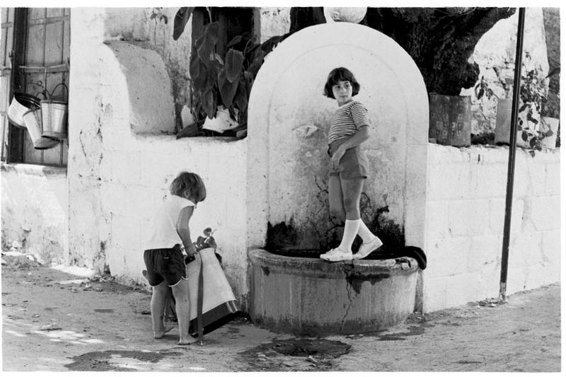 Insel Kos.Kinder beim Wasserholen!