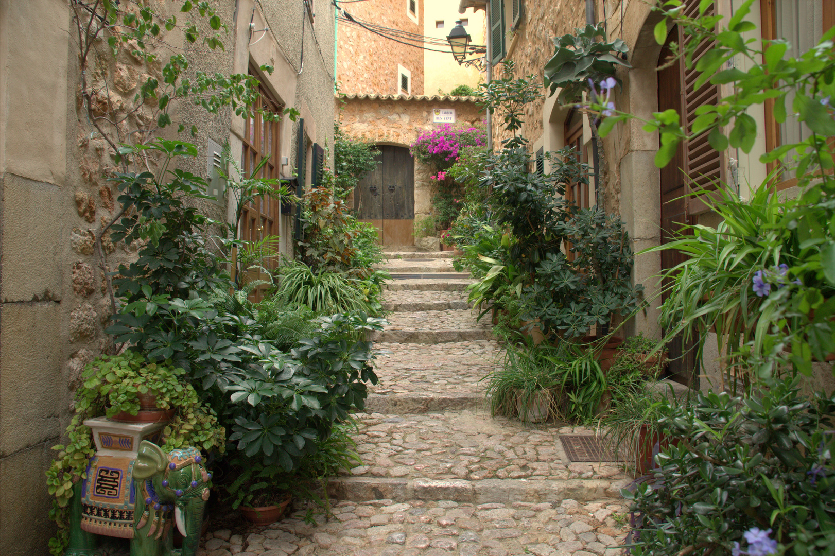 Insel Mallorca (E) -Romantische Gasse in Fornalutx-