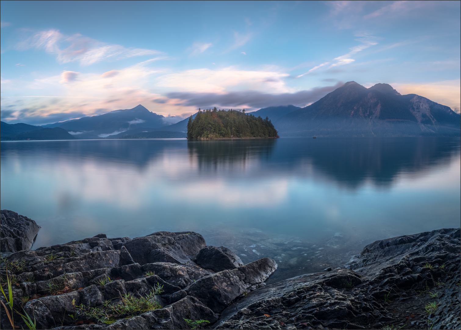 Insel Sassau im Walchensee am Morgen