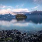 Insel Sassau im Walchensee am Morgen