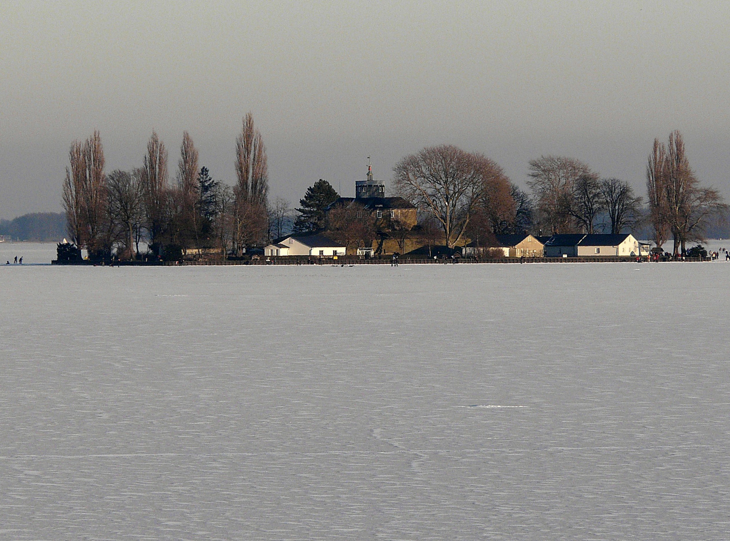Insel Wilhelmstein vom Eis eingeschlossen.