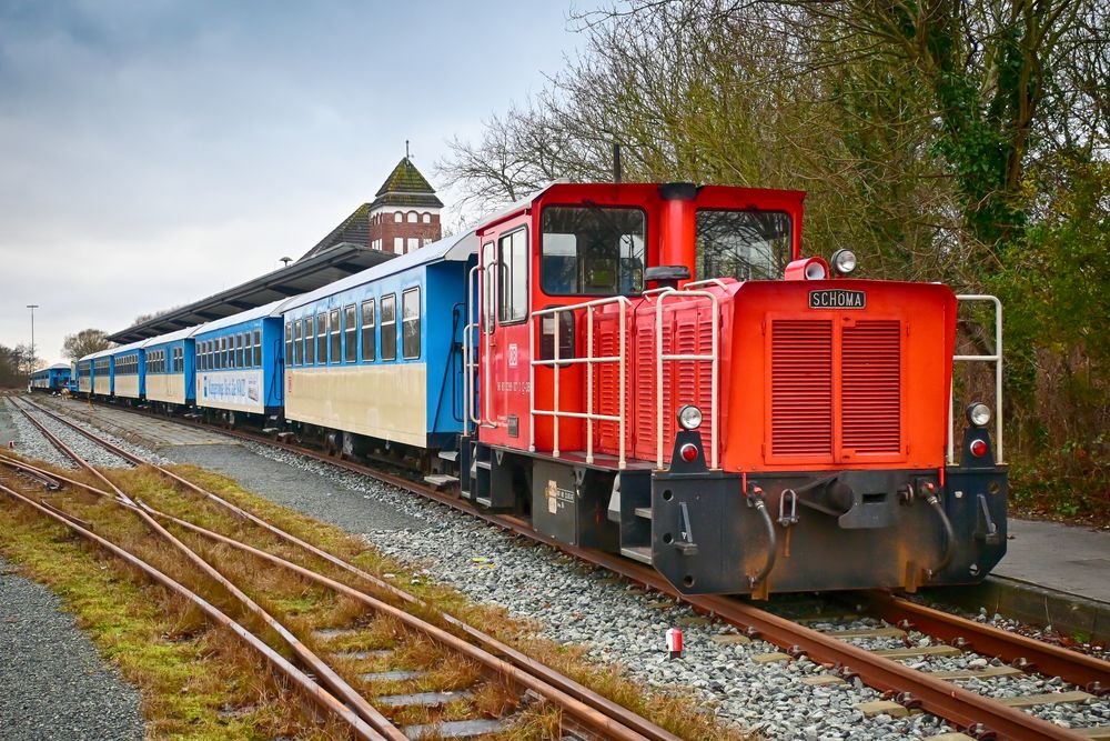 Inselbahn im Bahnhof Wangerooge