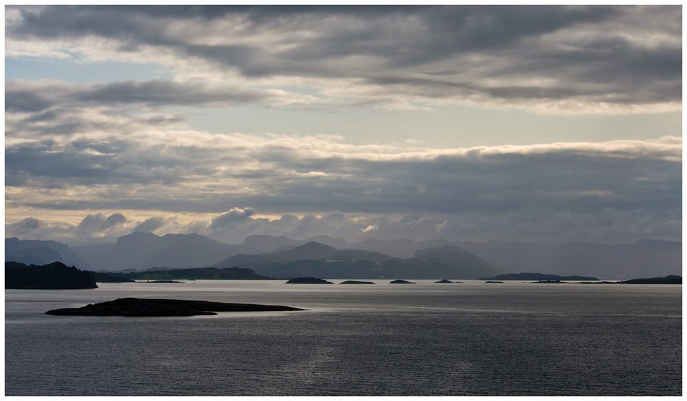 Inseln, Berge und Wolken